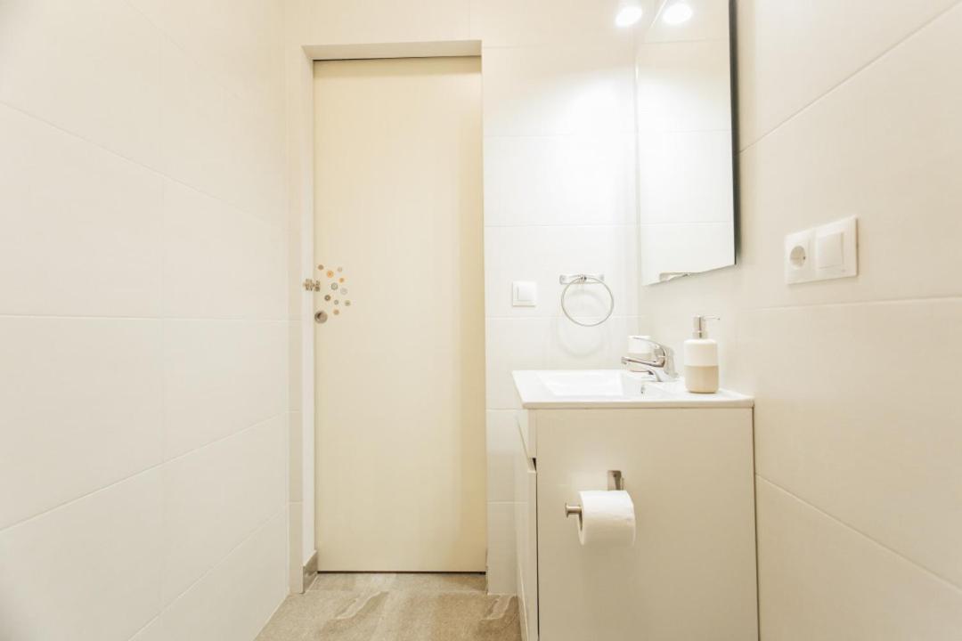 Wide And Diaphanous- 3bd 2bth- Alcazar Seville